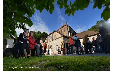 Außenansicht Luisenhütte mit Besuchern