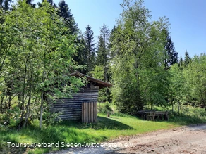 Direkt am Windradweg befindet sich die Schutzhütte