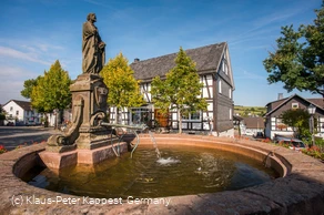 FerienweltWinterberg_2017_Hallenberg Ortsmitte Brunnen Kump Fachwerk Altstadt_Herbst (16).jpg