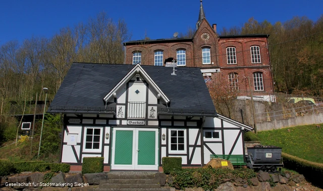 Das Backhaus dahinter und die alte Schule in Gosenbach