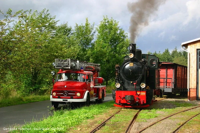 Hist. Feuerwehrfahrzeuge am Bahnhof der Sauerlände